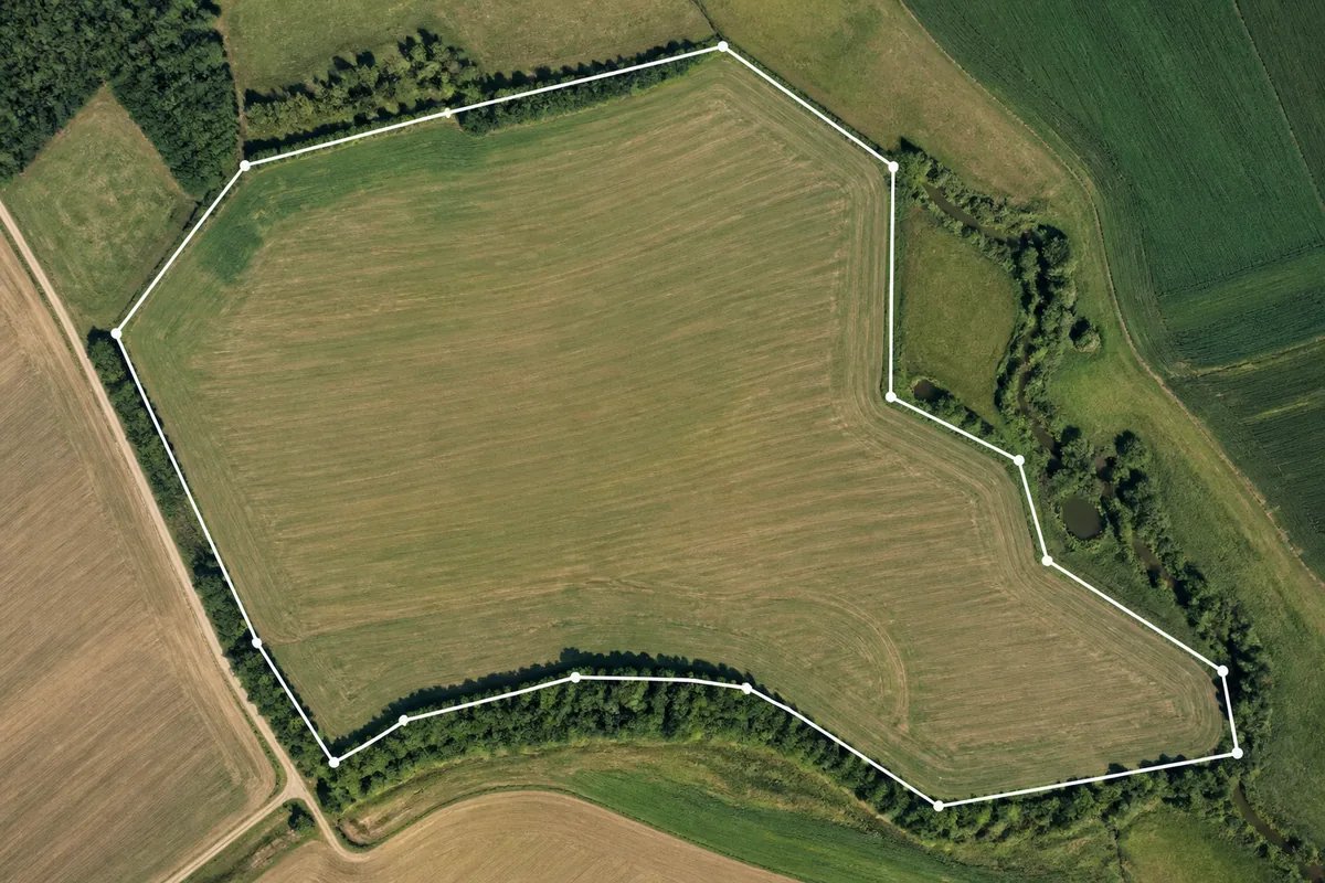 Polygon outlining an irregular field to calculate acreage